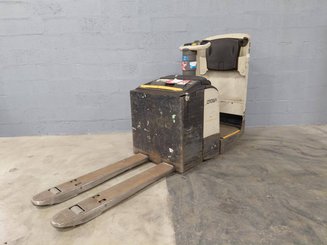 Stand-on pallet truck Crown WT3040 2.00