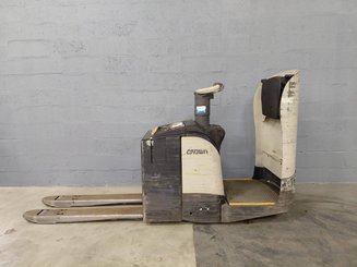 Stand-on pallet truck Crown WT3040 2.00