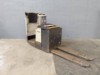 Stand-on pallet truck Crown WT3040 2.00