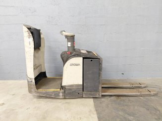 Stand-on pallet truck Crown WT3040 2.00