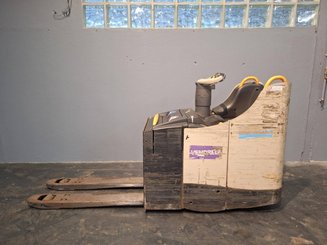 Stand-on pallet truck Crown WT3040 2.00