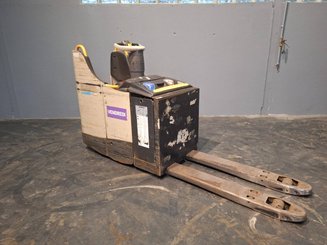 Stand-on pallet truck Crown WT3040 2.00