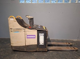 Stand-on pallet truck Crown WT3040 2.00