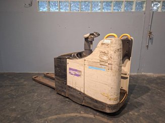Stand-on pallet truck Crown WT3040 2.00