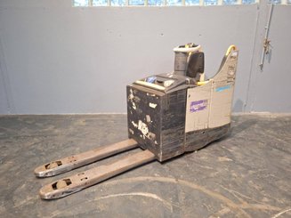 Stand-on pallet truck Crown WT3040 2.00