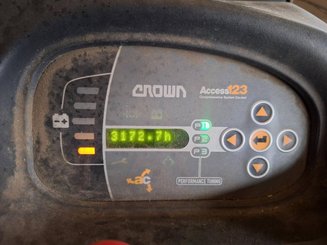 Stand-on pallet truck Crown WT3040 2.00 - 9
