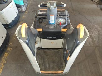 Stand-on pallet truck Crown WT3040 2.00