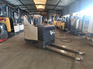 Stand-on pallet truck Crown WT3040 2.00