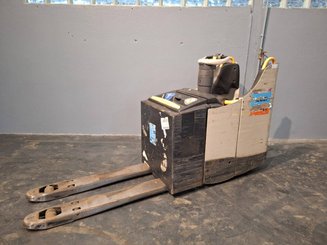 Stand-on pallet truck Crown WT3040 2.00
