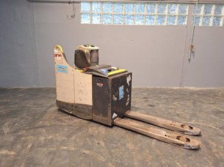 Stand-on pallet truck Crown WT3040 2.00