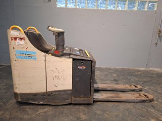 Stand-on pallet truck Crown WT3040 2.00