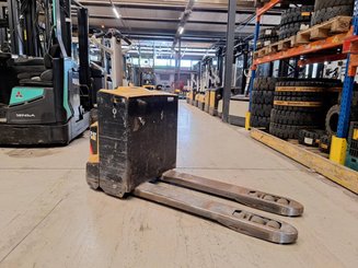 Pedestrian pallet truck Caterpillar NPP20N2