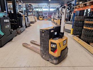 Pedestrian pallet truck Caterpillar NPP20N2