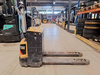 Pedestrian pallet truck Caterpillar NPP20N2