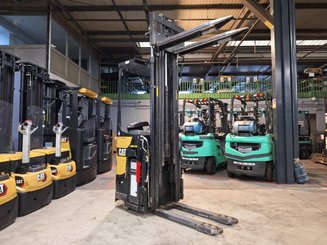 Stand-on pallet stacker Caterpillar NSR16N2