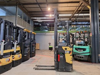 Stand-on pallet stacker Caterpillar NSR16N2