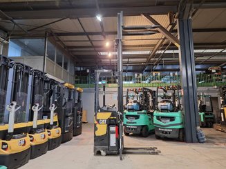 Stand-on pallet stacker Caterpillar NSR16N2