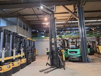 Stand-on pallet stacker Caterpillar NSR16N2