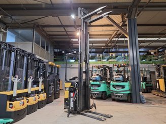 Stand-on pallet stacker Caterpillar NSR16N2
