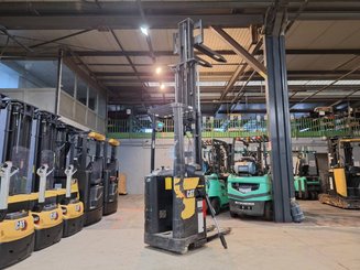 Stand-on pallet stacker Caterpillar NSR16N2