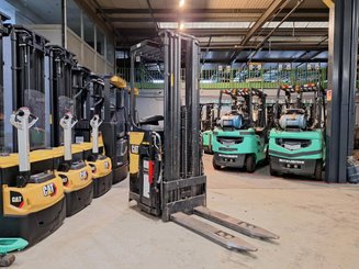 Stand-on pallet stacker Caterpillar NSR16N2
