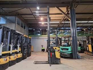 Stand-on pallet stacker Caterpillar NSR16N2