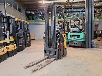 Stand-on pallet stacker Caterpillar NSR16N2