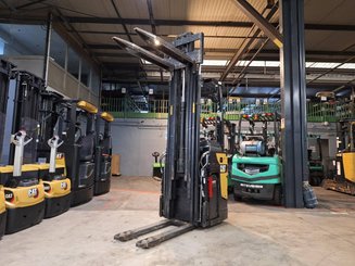 Stand-on pallet stacker Caterpillar NSR16N2