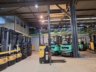 Stand-on pallet stacker Caterpillar NSR16N2