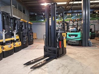 Stand-on pallet stacker Caterpillar NSR16N2