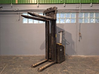 Pedestrian pallet stacker Caterpillar NSP16N