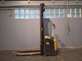 Pedestrian pallet stacker Caterpillar NSP16N