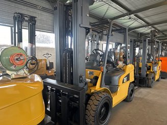 Four wheel front forklift Caterpillar GP30NTD