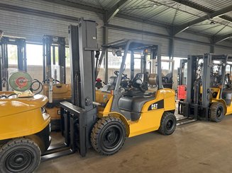Four wheel front forklift Caterpillar GP30NTD