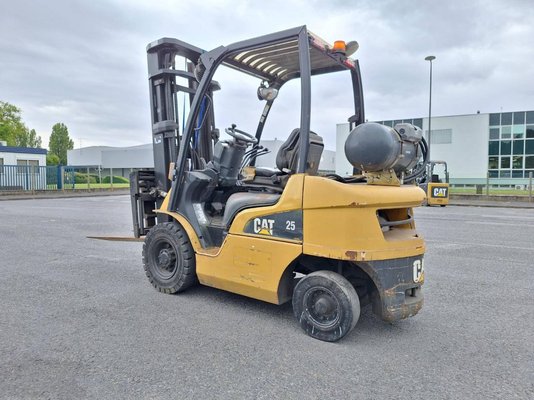 Four wheel front forklift Caterpillar GP25N - 1