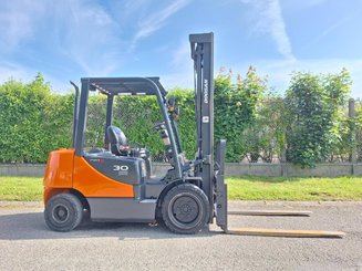 Four wheel front forklift Doosan D30S 5