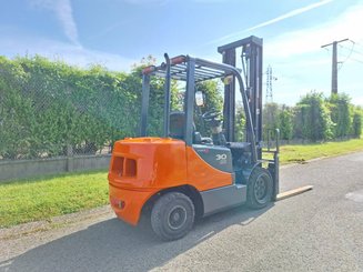 Four wheel front forklift Doosan D30S 5
