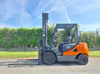 Four wheel front forklift Doosan D30S 5