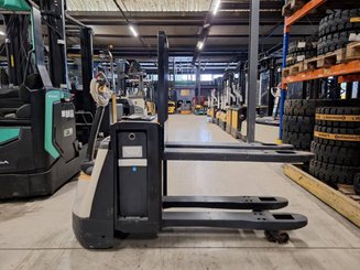Pedestrian pallet truck Crown WP3080