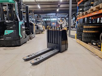 Pedestrian pallet truck Crown WP3080