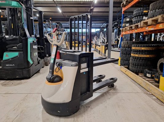 Pedestrian pallet truck Crown WP3080 - 1