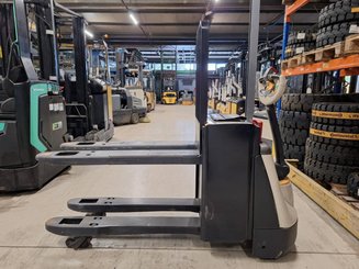 Pedestrian pallet truck Crown WP3080