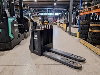 Pedestrian pallet truck Crown WP3080