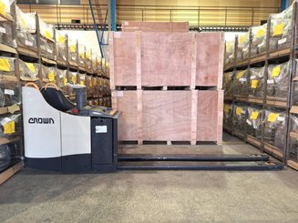 Stand-on pallet truck Crown WT3040 - 3