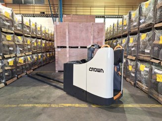 Stand-on pallet truck Crown WT3040 - 7