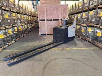 Stand-on pallet truck Crown WT3040 - 11