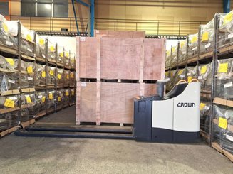 Stand-on pallet truck Crown WT3040 - 8