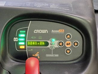 Stand-on pallet truck Crown WT3040 - 14