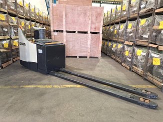 Stand-on pallet truck Crown WT3040 - 1