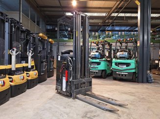 Stand-on pallet stacker Caterpillar NSR16N